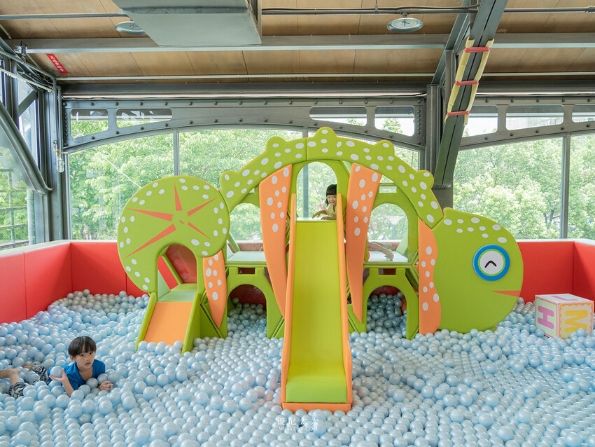 新竹縣竹東鎮新竹親子餐廳》新開幕!兒童球池、紋面、泰雅族服裝換裝、原住民舞台演出_原風325親子主題餐廳