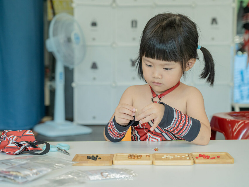 新竹縣竹東鎮新竹親子餐廳》新開幕!兒童球池、紋面、泰雅族服裝換裝、原住民舞台演出_原風325親子主題餐廳