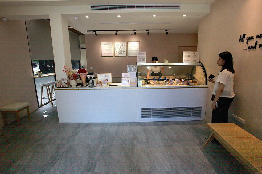 高雄市左營區吃。高雄美食|左營區。「愛絲葵義式冰淇淋 icy queen」新店報報!!!!!超佛心一大球義式手工冰淇淋只要60元