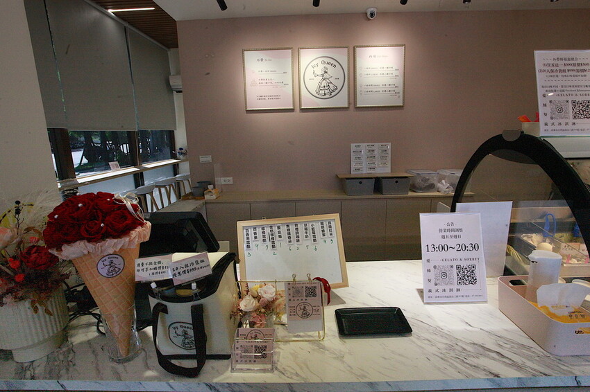 高雄市左營區吃。高雄美食|左營區。「愛絲葵義式冰淇淋 icy queen」新店報報!!!!!超佛心一大球義式手工冰淇淋只要60元