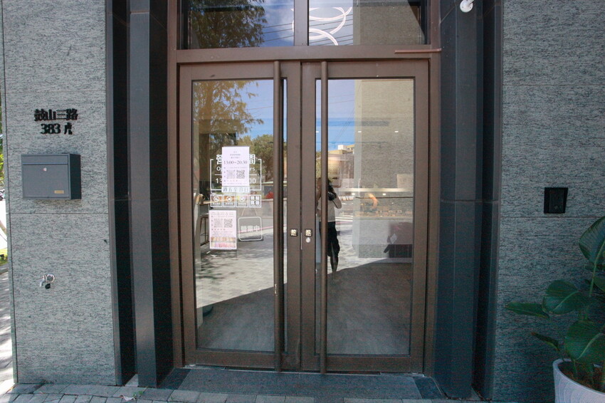 高雄市左營區吃。高雄美食|左營區。「愛絲葵義式冰淇淋 icy queen」新店報報!!!!!超佛心一大球義式手工冰淇淋只要60元