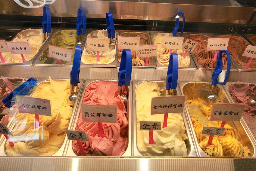 高雄市左營區吃。高雄美食|左營區。「愛絲葵義式冰淇淋 icy queen」新店報報!!!!!超佛心一大球義式手工冰淇淋只要60元