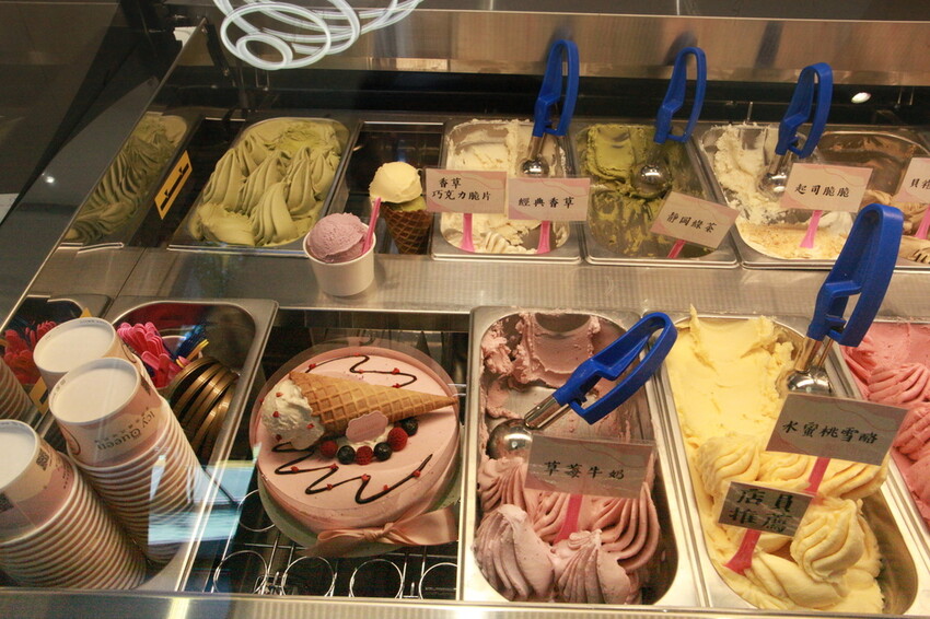 高雄市左營區吃。高雄美食|左營區。「愛絲葵義式冰淇淋 icy queen」新店報報!!!!!超佛心一大球義式手工冰淇淋只要60元