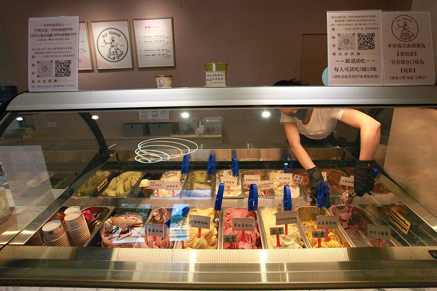 高雄市左營區吃。高雄美食|左營區。「愛絲葵義式冰淇淋 icy queen」新店報報!!!!!超佛心一大球義式手工冰淇淋只要60元