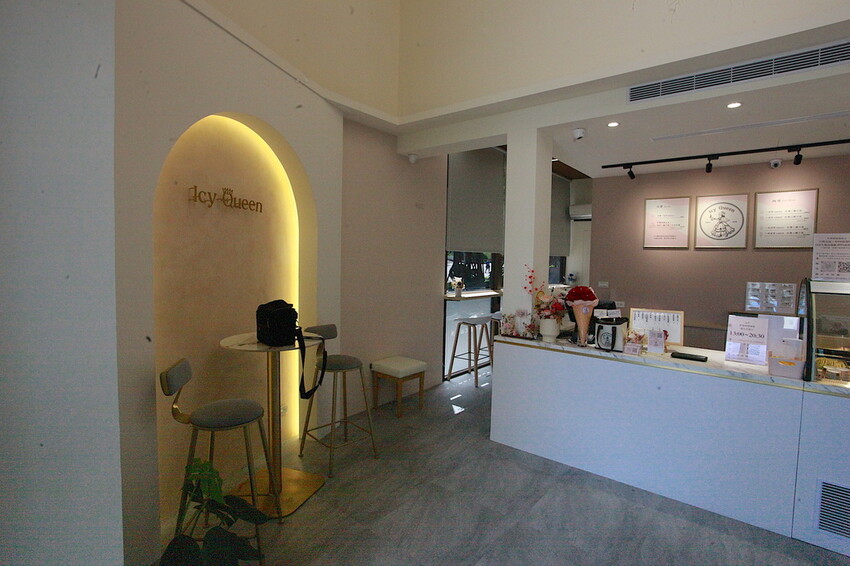 高雄市左營區吃。高雄美食|左營區。「愛絲葵義式冰淇淋 icy queen」新店報報!!!!!超佛心一大球義式手工冰淇淋只要60元