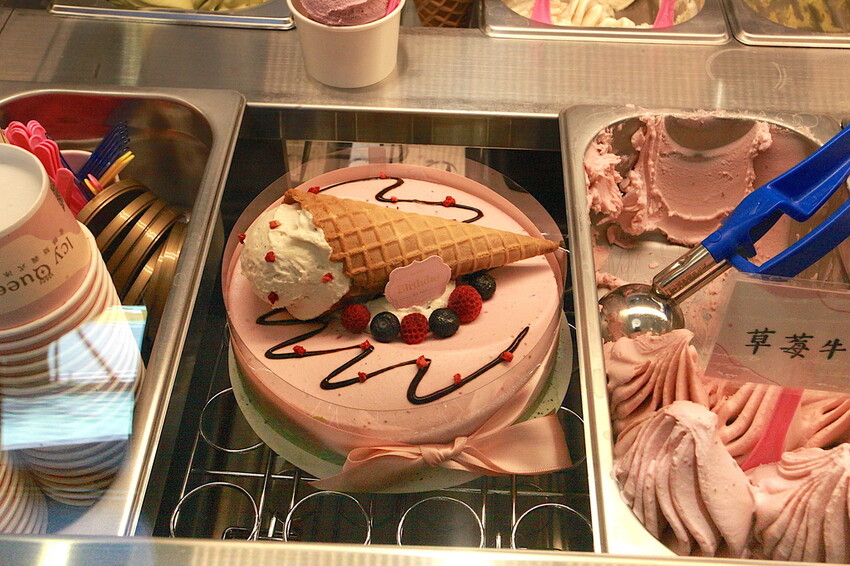 高雄市左營區吃。高雄美食|左營區。「愛絲葵義式冰淇淋 icy queen」新店報報!!!!!超佛心一大球義式手工冰淇淋只要60元