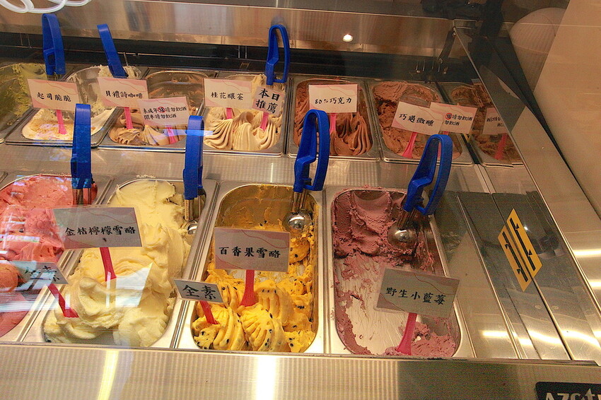 高雄市左營區吃。高雄美食|左營區。「愛絲葵義式冰淇淋 icy queen」新店報報!!!!!超佛心一大球義式手工冰淇淋只要60元