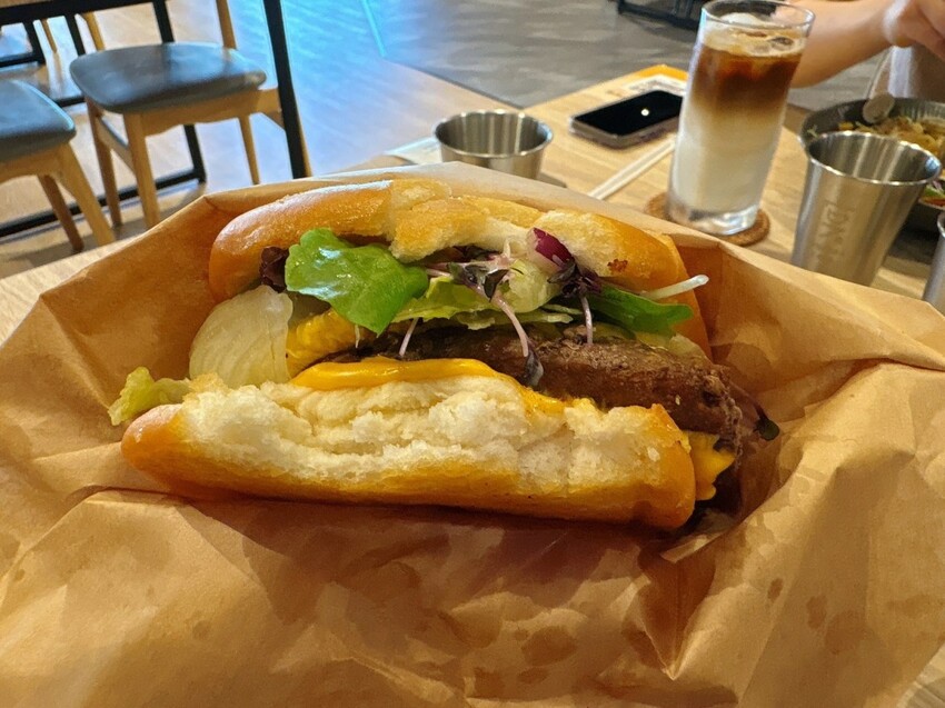 必訪中壢親子咖啡廳Degrees° café 度°，台式漢堡與歐姆蛋捲大推！