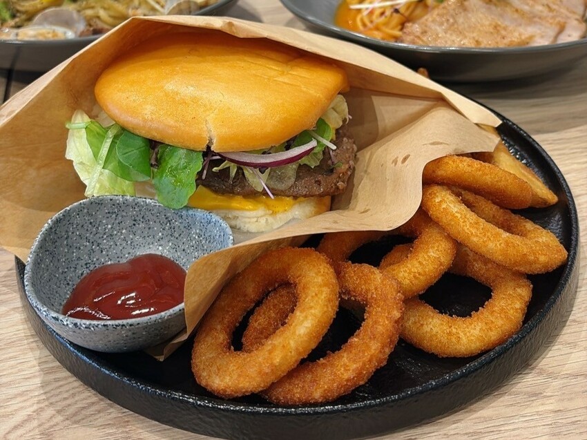 必訪中壢親子咖啡廳Degrees° café 度°，台式漢堡與歐姆蛋捲大推！