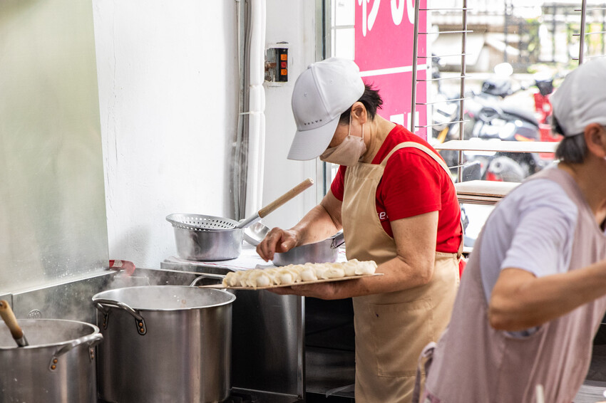 台北市中山區水餃之家｜一天只賣三個半小時！藏身巷弄五十年歷史老牌水餃店