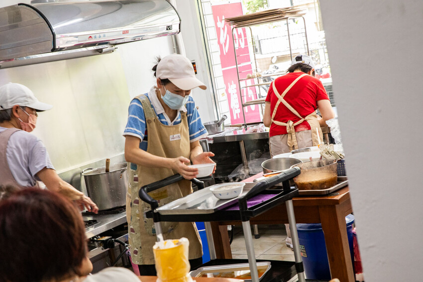 台北市中山區水餃之家｜一天只賣三個半小時！藏身巷弄五十年歷史老牌水餃店