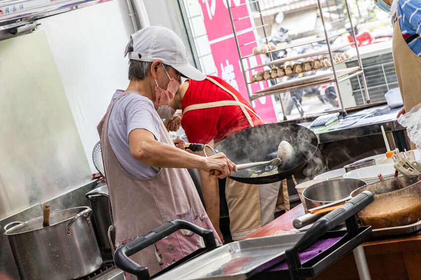 台北市中山區水餃之家｜一天只賣三個半小時！藏身巷弄五十年歷史老牌水餃店