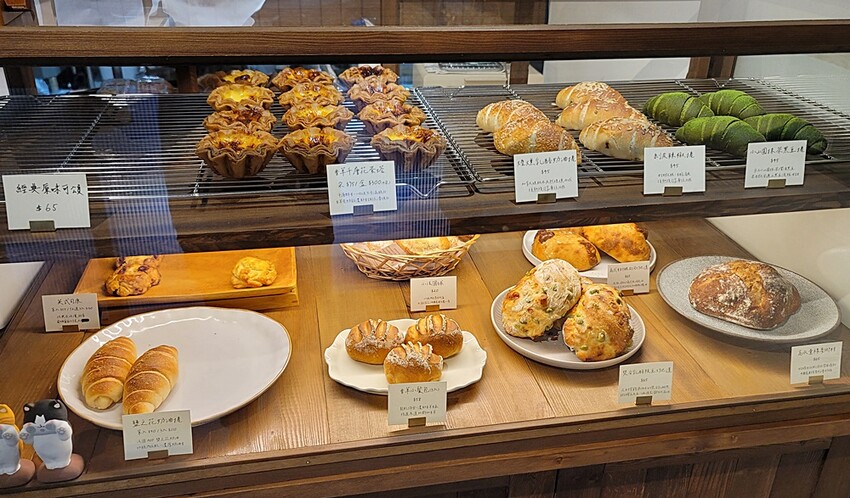 台中市南區新開幕!隱藏在民宅社區內的麵包店,一週只營業四天,鹽之花奶油捲、剝皮辣椒捲、經典可頌都不容錯過!!