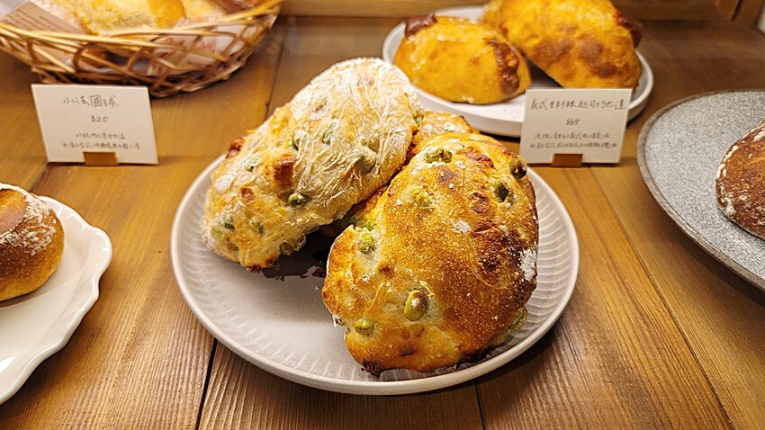 台中市南區新開幕!隱藏在民宅社區內的麵包店,一週只營業四天,鹽之花奶油捲、剝皮辣椒捲、經典可頌都不容錯過!!