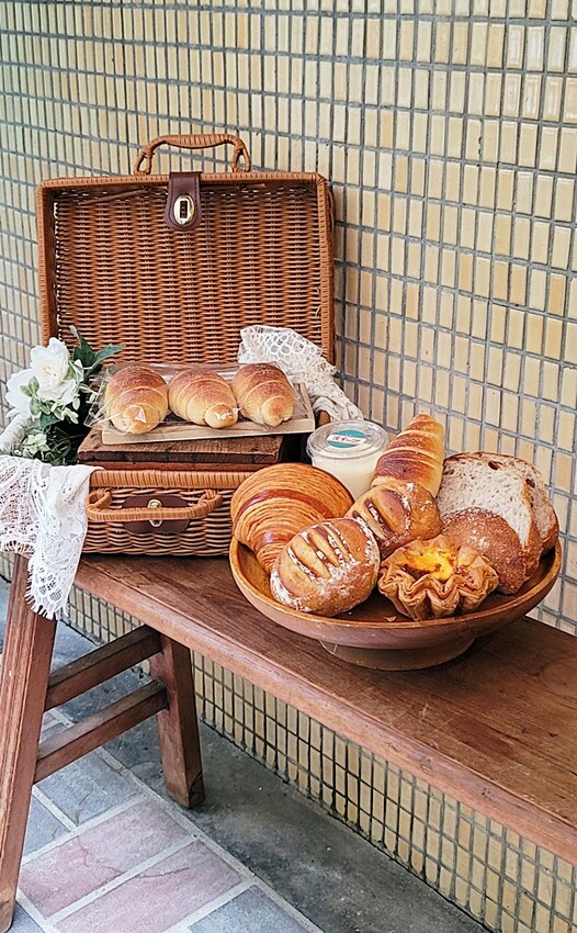 台中市南區新開幕!隱藏在民宅社區內的麵包店,一週只營業四天,鹽之花奶油捲、剝皮辣椒捲、經典可頌都不容錯過!!