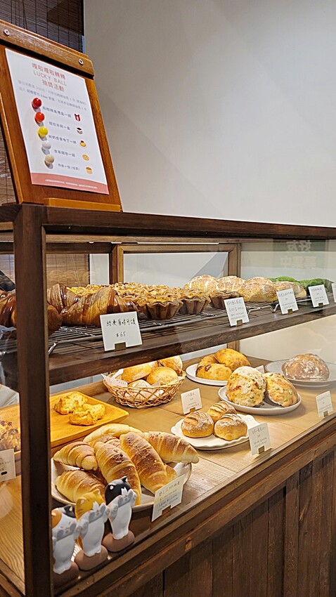 台中市南區新開幕!隱藏在民宅社區內的麵包店,一週只營業四天,鹽之花奶油捲、剝皮辣椒捲、經典可頌都不容錯過!!