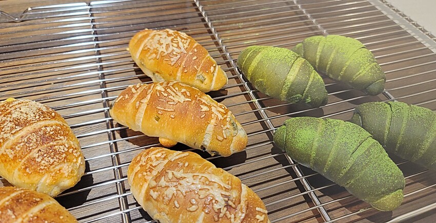 台中市南區新開幕!隱藏在民宅社區內的麵包店,一週只營業四天,鹽之花奶油捲、剝皮辣椒捲、經典可頌都不容錯過!!