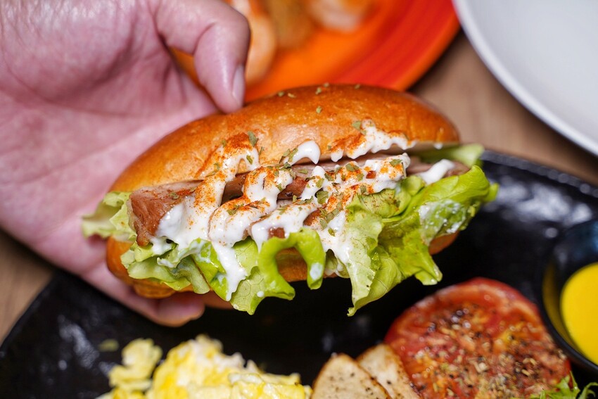 新店報報!新竹人氣早午餐店「植美家」插旗苗栗頭份啦!餐點選擇非常多元,用料又實在,內用提供免費Wifi,還是間不限時咖啡廳!開幕期間,咖啡、拿鐵買一送一!