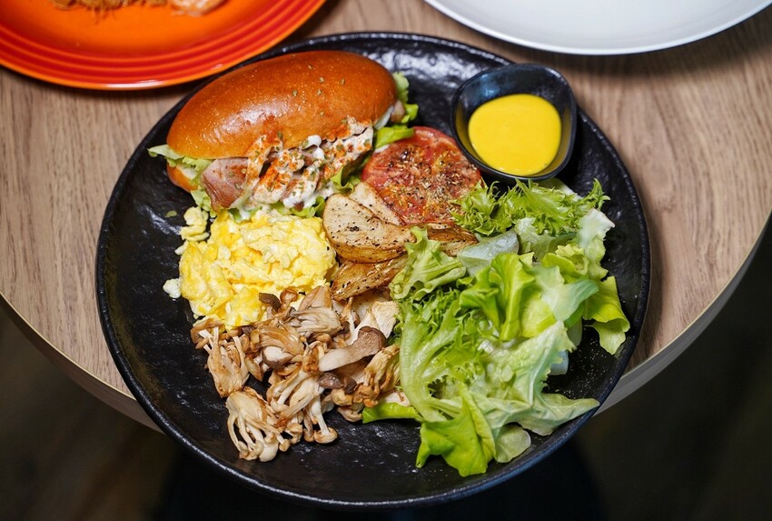 新店報報!新竹人氣早午餐店「植美家」插旗苗栗頭份啦!餐點選擇非常多元,用料又實在,內用提供免費Wifi,還是間不限時咖啡廳!開幕期間,咖啡、拿鐵買一送一!