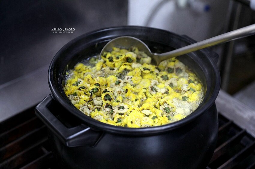 台南市永康區遵循古法用甕熬煮！古代地獄風格飲品 激推當天現煮菊花茶 清涼又退火｜東嶽云茶坊(台南永康飲品推薦)