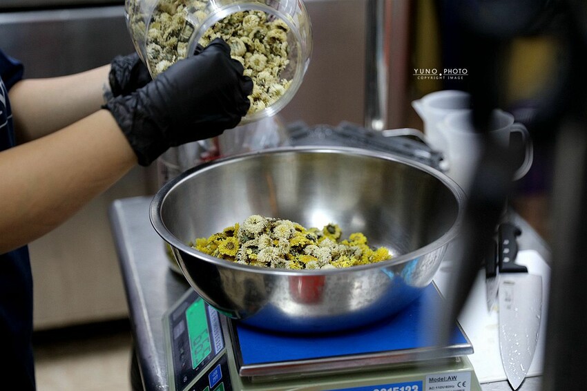 台南市永康區遵循古法用甕熬煮！古代地獄風格飲品 激推當天現煮菊花茶 清涼又退火｜東嶽云茶坊(台南永康飲品推薦)