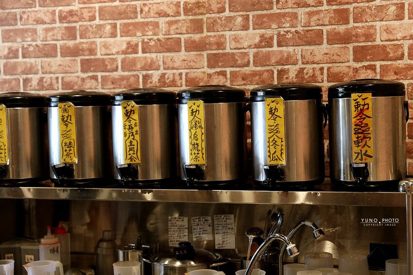 台南市永康區遵循古法用甕熬煮！古代地獄風格飲品 激推當天現煮菊花茶 清涼又退火｜東嶽云茶坊(台南永康飲品推薦)