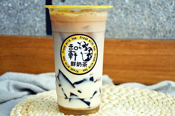 高雄市鳳山區高雄鮮奶茶全新品牌【和軒鮮奶茶】你喝過了嗎?從原料到包裝都非常用心好喝,是紅茶冰加盟的首選!高雄紅茶