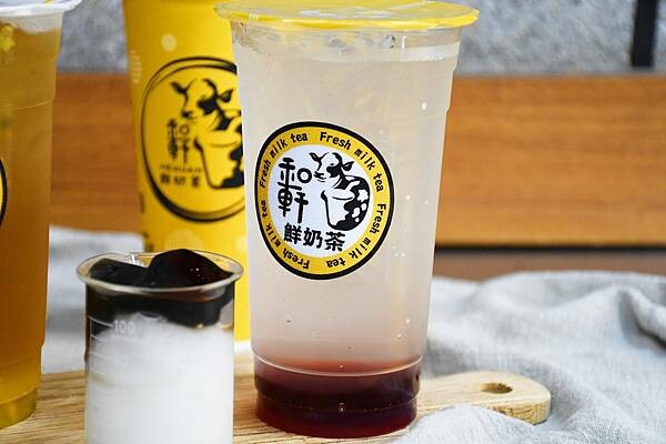 高雄市鳳山區高雄鮮奶茶全新品牌【和軒鮮奶茶】你喝過了嗎?從原料到包裝都非常用心好喝,是紅茶冰加盟的首選!高雄紅茶
