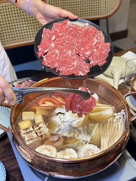 台北市大安區[大安區美食] Bulimia 路易奇手切溫體牛火鍋 蔬菜湯底自然鮮甜！#大安區國父紀念館美食 @蛋寶趴趴go