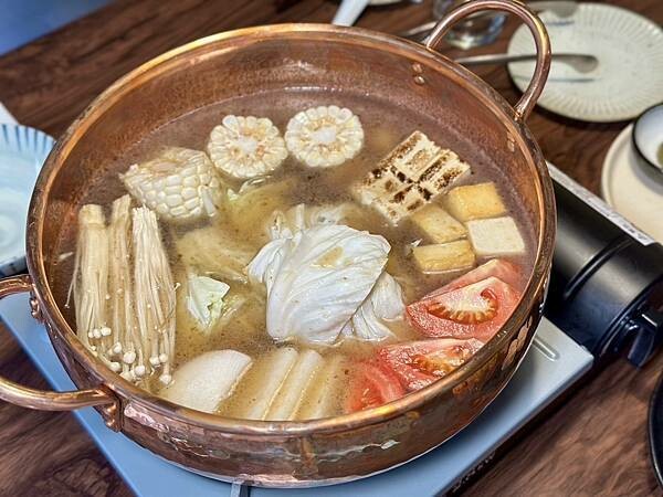 台北市大安區[大安區美食] Bulimia 路易奇手切溫體牛火鍋 蔬菜湯底自然鮮甜！#大安區國父紀念館美食 @蛋寶趴趴go