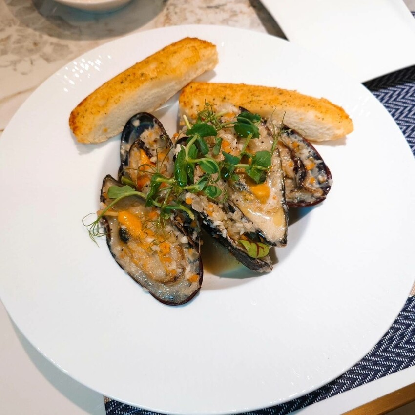 Roux Bistro一個不只是味蕾，連心靈都能滿足的地方！從預訂必需的香烤波士頓龍蝦到巴斯克蛋糕的甜蜜誘惑，每一道菜都讓人回味無窮，快來體驗這場味覺與視覺的雙重盛宴。