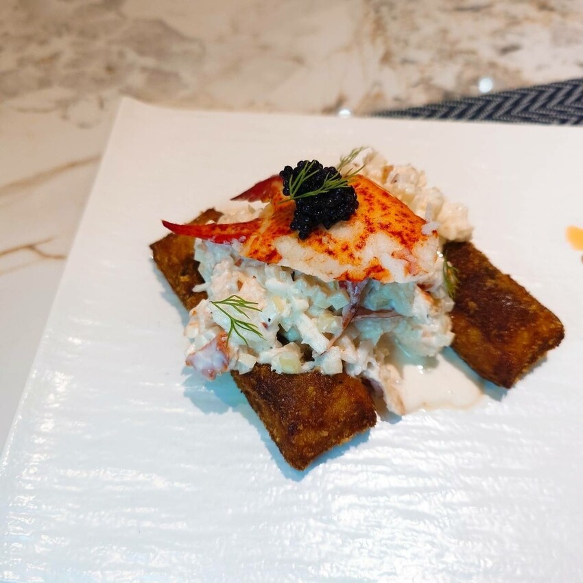 Roux Bistro一個不只是味蕾，連心靈都能滿足的地方！從預訂必需的香烤波士頓龍蝦到巴斯克蛋糕的甜蜜誘惑，每一道菜都讓人回味無窮，快來體驗這場味覺與視覺的雙重盛宴。