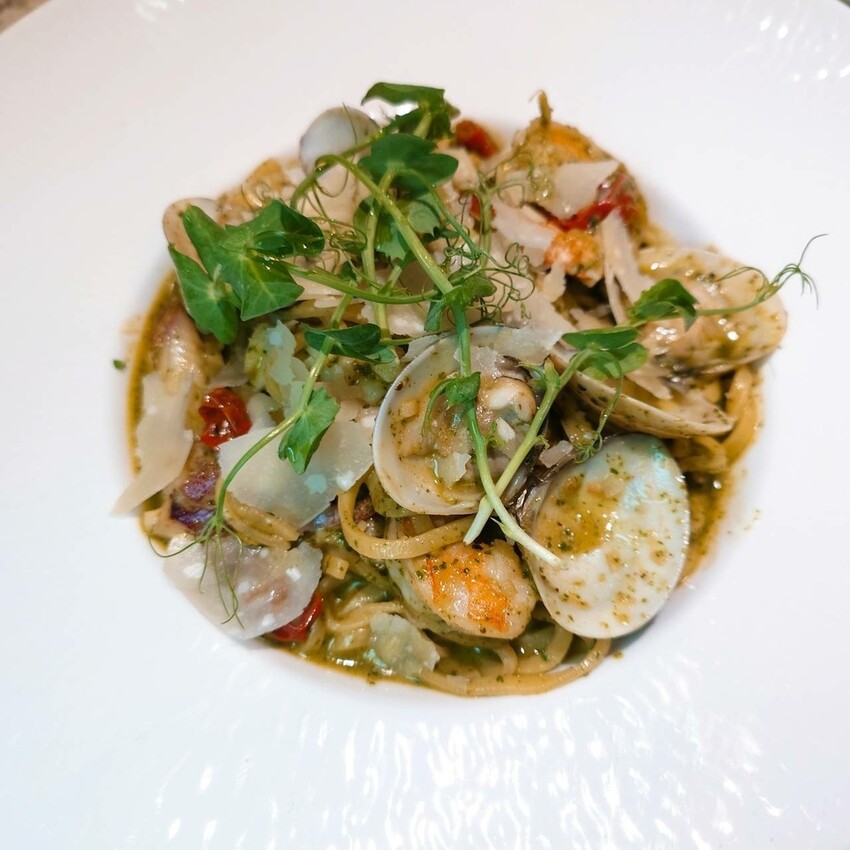 Roux Bistro一個不只是味蕾，連心靈都能滿足的地方！從預訂必需的香烤波士頓龍蝦到巴斯克蛋糕的甜蜜誘惑，每一道菜都讓人回味無窮，快來體驗這場味覺與視覺的雙重盛宴。