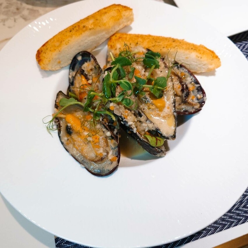 Roux Bistro一個不只是味蕾，連心靈都能滿足的地方！從預訂必需的香烤波士頓龍蝦到巴斯克蛋糕的甜蜜誘惑，每一道菜都讓人回味無窮，快來體驗這場味覺與視覺的雙重盛宴。