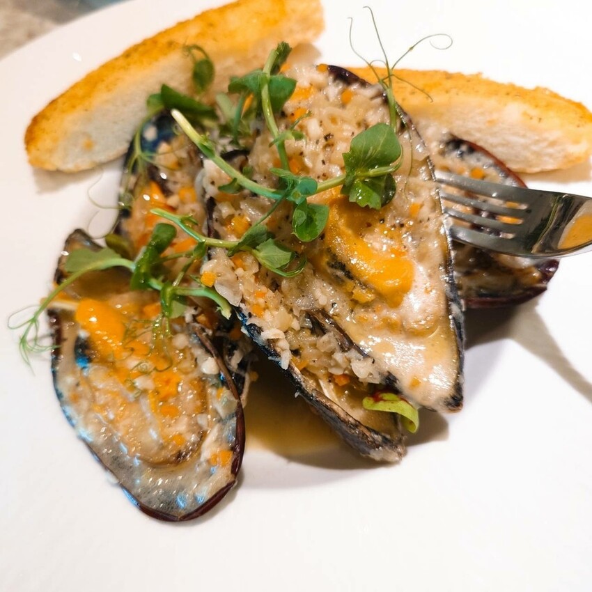 Roux Bistro一個不只是味蕾，連心靈都能滿足的地方！從預訂必需的香烤波士頓龍蝦到巴斯克蛋糕的甜蜜誘惑，每一道菜都讓人回味無窮，快來體驗這場味覺與視覺的雙重盛宴。