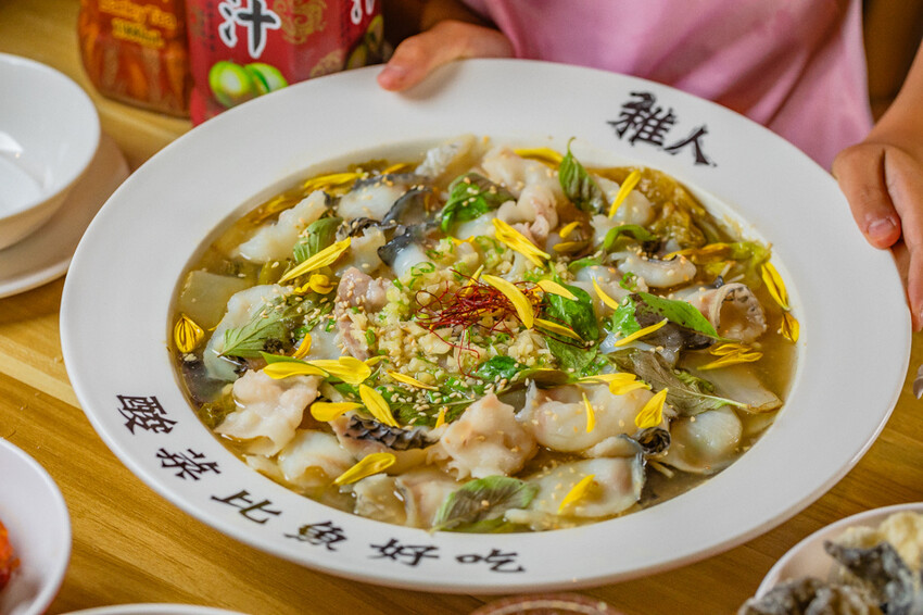 高雄市鼓山區高雄美食 – 稚人酸菜魚 x 酸辣麻香的極致享受 | 獨家酸菜滑羊四川風味 VS 酸菜魚菠蘿風味