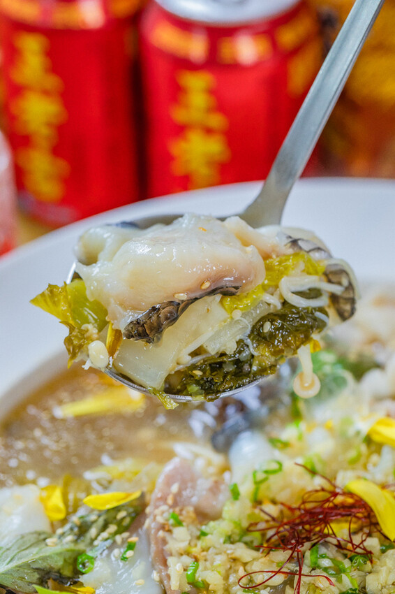 高雄市鼓山區高雄美食 – 稚人酸菜魚 x 酸辣麻香的極致享受 | 獨家酸菜滑羊四川風味 VS 酸菜魚菠蘿風味