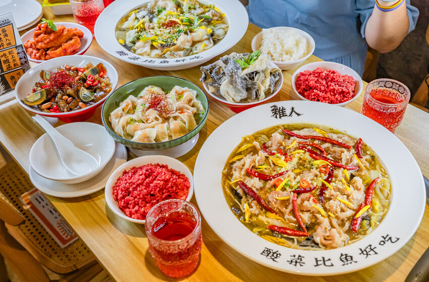 高雄市鼓山區高雄美食 – 稚人酸菜魚 x 酸辣麻香的極致享受 | 獨家酸菜滑羊四川風味 VS 酸菜魚菠蘿風味