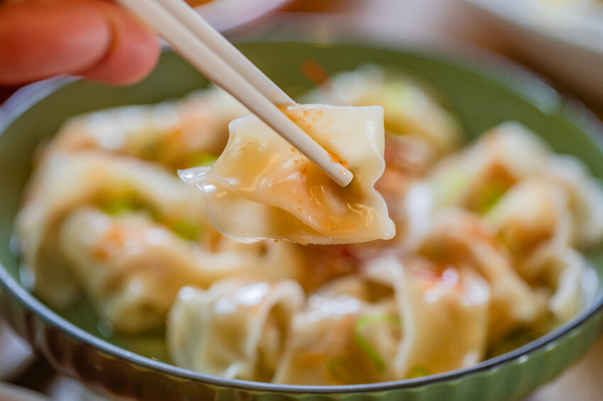 高雄市鼓山區高雄美食 – 稚人酸菜魚 x 酸辣麻香的極致享受 | 獨家酸菜滑羊四川風味 VS 酸菜魚菠蘿風味