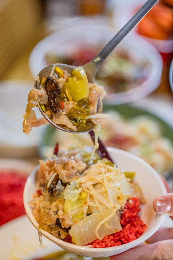 高雄市鼓山區高雄美食 – 稚人酸菜魚 x 酸辣麻香的極致享受 | 獨家酸菜滑羊四川風味 VS 酸菜魚菠蘿風味