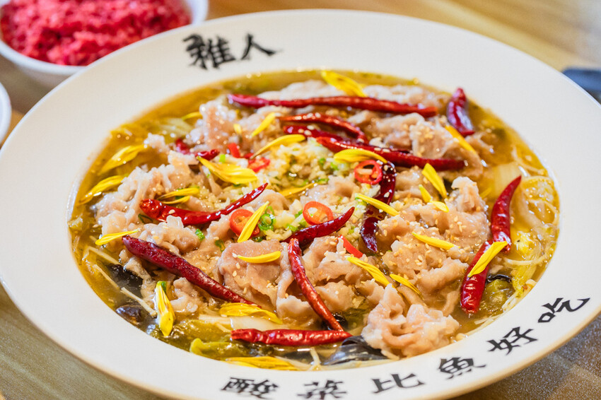 高雄市鼓山區高雄美食 – 稚人酸菜魚 x 酸辣麻香的極致享受 | 獨家酸菜滑羊四川風味 VS 酸菜魚菠蘿風味