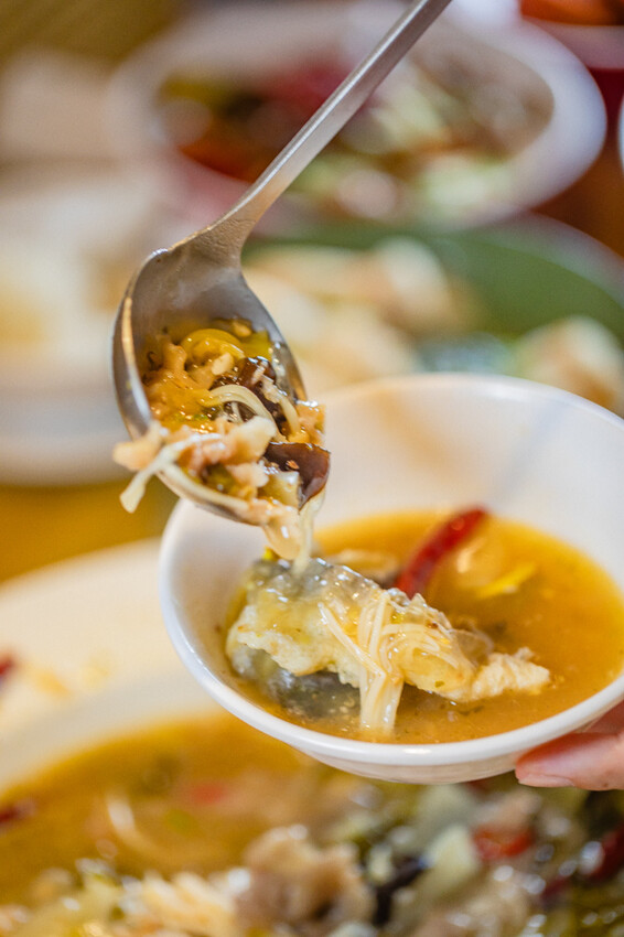 高雄市鼓山區高雄美食 – 稚人酸菜魚 x 酸辣麻香的極致享受 | 獨家酸菜滑羊四川風味 VS 酸菜魚菠蘿風味