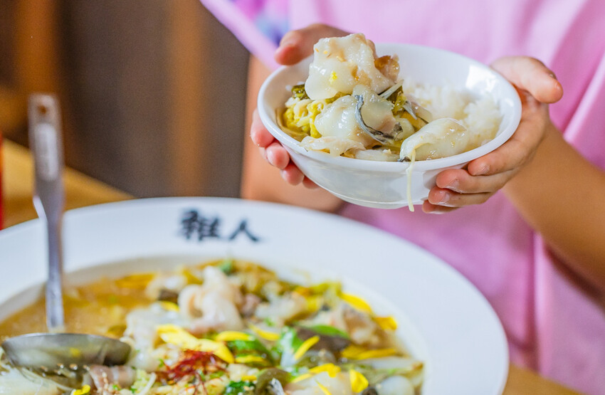 高雄市鼓山區高雄美食 – 稚人酸菜魚 x 酸辣麻香的極致享受 | 獨家酸菜滑羊四川風味 VS 酸菜魚菠蘿風味