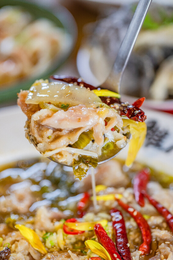 高雄市鼓山區高雄美食 – 稚人酸菜魚 x 酸辣麻香的極致享受 | 獨家酸菜滑羊四川風味 VS 酸菜魚菠蘿風味