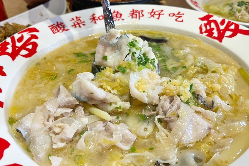 台中市北區台中酸菜魚新店再一發！各式功夫川菜端上桌，竟然還有臭豆腐尬皮蛋！即日起至7/31，指定餐點買一送二！