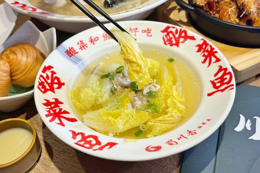 台中市北區台中酸菜魚新店再一發！各式功夫川菜端上桌，竟然還有臭豆腐尬皮蛋！即日起至7/31，指定餐點買一送二！