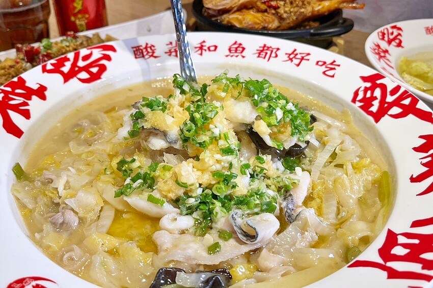 台中市北區台中酸菜魚新店再一發！各式功夫川菜端上桌，竟然還有臭豆腐尬皮蛋！即日起至7/31，指定餐點買一送二！