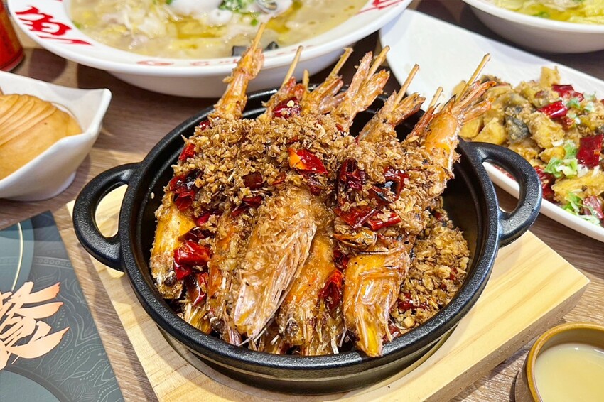台中市北區台中酸菜魚新店再一發！各式功夫川菜端上桌，竟然還有臭豆腐尬皮蛋！即日起至7/31，指定餐點買一送二！