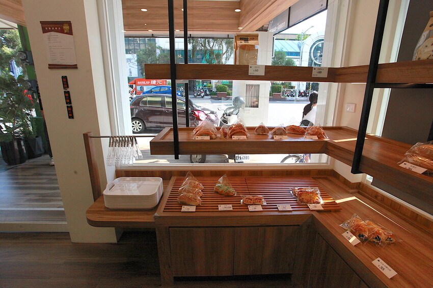 高雄市前鎮區吃。高雄美食|前鎮區。「以和麵包專門店」新店報報!!!!日式氛圍偏平價麵包店,專賣台式、歐式及日式麵包等