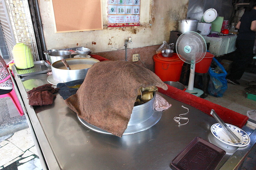 台南市北區吃。台南市|北區。「台南老店肉粽 菜粽」立人國小旁人氣肉粽店,樂天小高難得會想二訪的美食店家「台南老